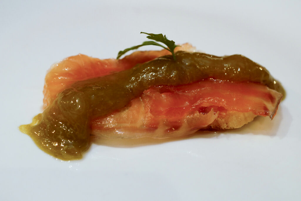 salmon-ahumado-con-mermelada-de-esparrago-verde